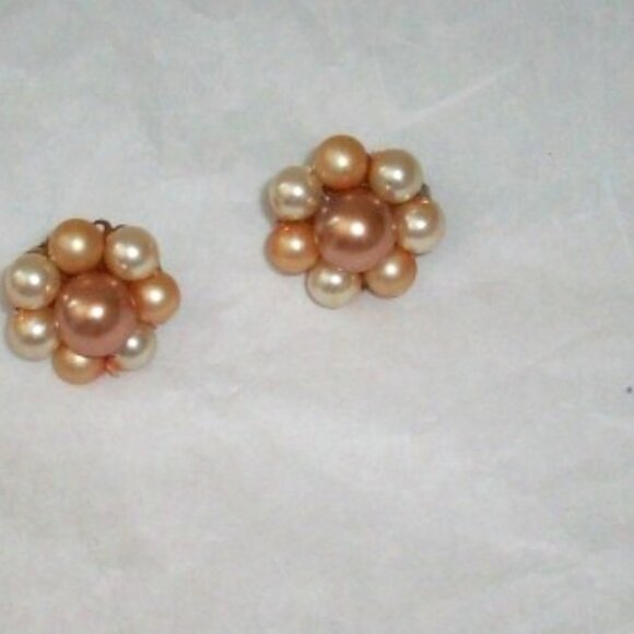 Vintage Peach White Pearl Goldtone Clip Earring - Picture 1 of 3